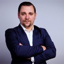 浔郁春光好 田间育苗忙